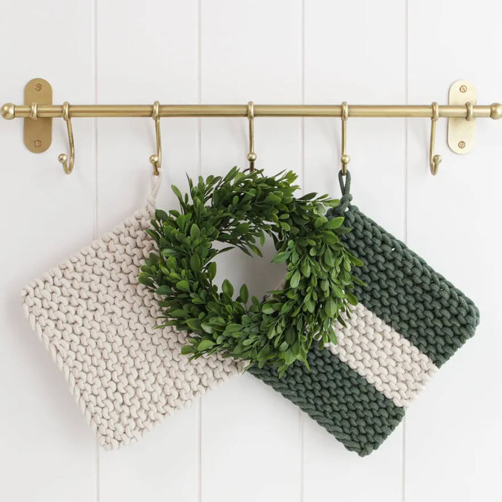 White Middle Stripe Pot Holder Set