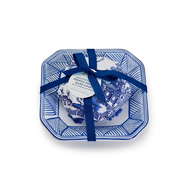 TWO'S COMPANY BLUE WILLOW SANDALWOOD SCENTED FRENCH MILLED SOAP WITH PORCELAIN TRAY