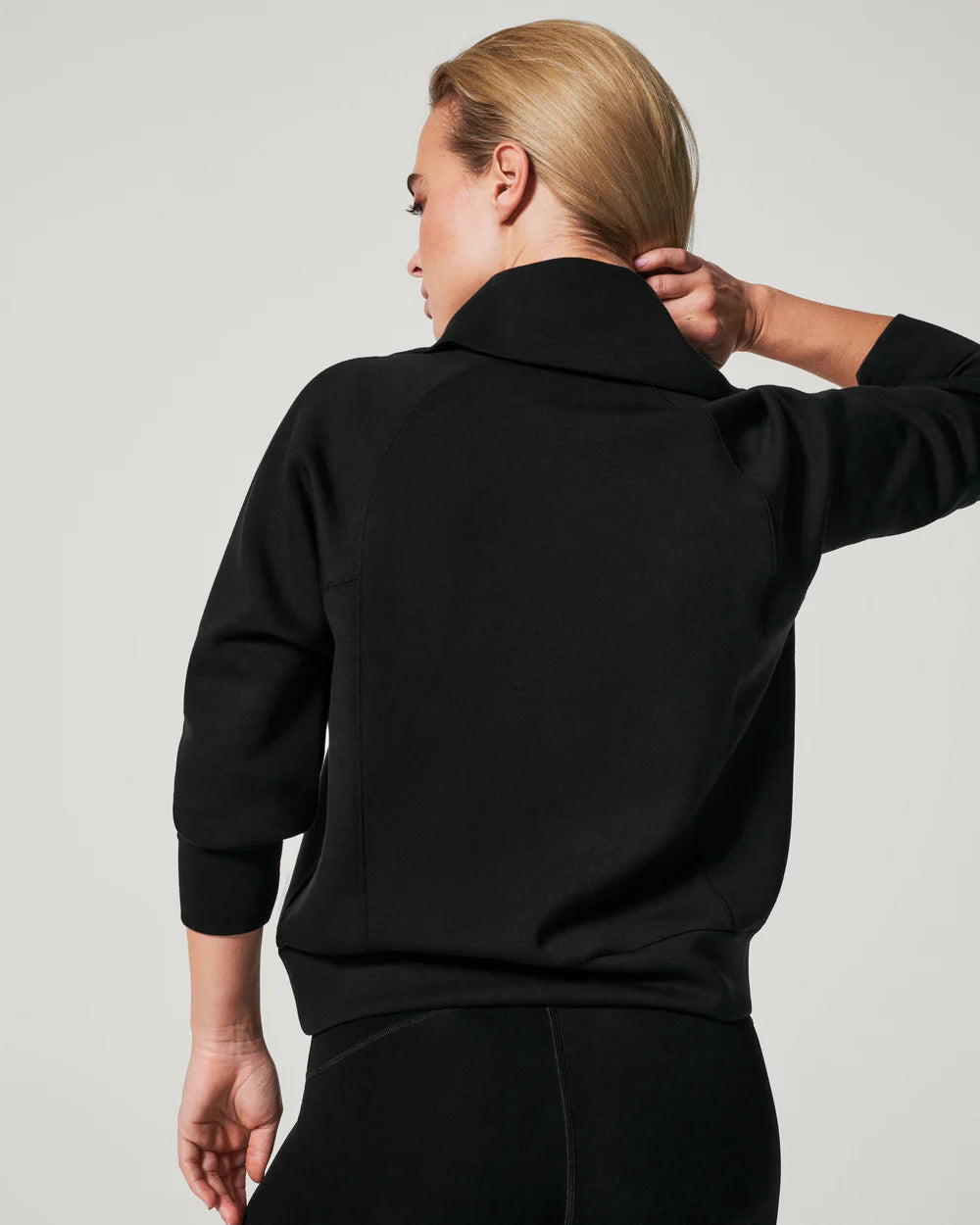 Airessentials Half Zip in Very Black