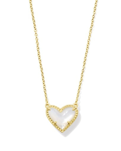 Ari Heart Short Pendant Necklace